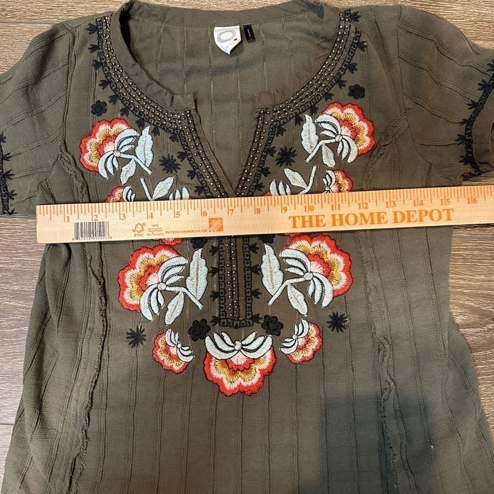 Anthropologie Akemi + Kin Embroidered Dandelion Split Neck Tunic Top - Picture 7 of 7